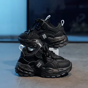 Détails des baskets de sport noires pour enfants avec couches de cuir synthétique et logo mw