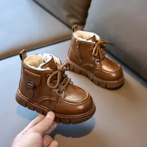 Détail de bottes d'hiver pour garçons avec doublure en laine et cuir vintage marron