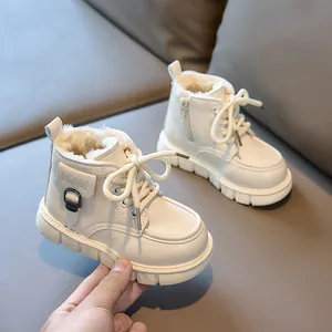 Détail des bottes chaudes pour enfants en beige avec doublure pelucheuse et fermeture éclair