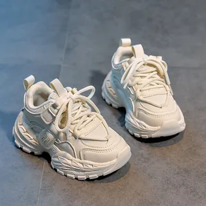 Vue détaillée de baskets compensées crème avec mesh respirant et gros lacets tissés