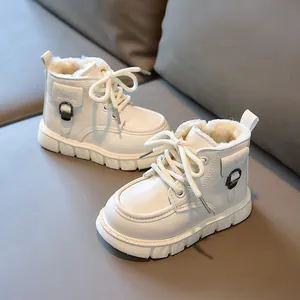 Vue détaillée de bottes d'hiver blanches avec doublure en laine d'agneau et semelle épaisse