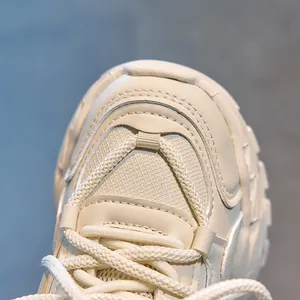 Détail du tissu en maille respirante et du cuir synthétique sur les baskets chunky dad