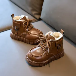 Détail de bottes d'hiver marron pour enfants avec doublure épaisse en laine d'agneau blanche