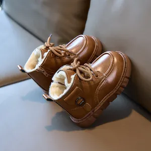 Détail de bottines marron pour enfants avec doublure en fourrure et fermeture éclair