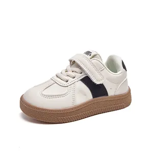 Baskets enfant beiges avec rayures noires et semelle en gomme marron pour le printemps