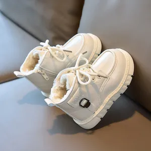 Vue détaillée des bottines d'hiver pour enfants avec doublure en polaire et zip latéral