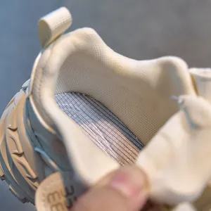 Gros plan détaillé sur la doublure en maille respirante et la semelle des baskets beige