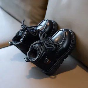 Vue détaillée des bottines noires en cuir pour enfants avec doublure chaude et semelle épaisse