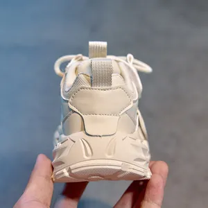 Vue macro de la semelle épaisse et de la languette arrière des baskets pour enfants