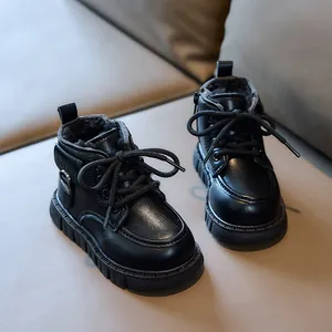 Détail de bottines noires pour enfants avec doublure pelucheuse et semelle antidérapante