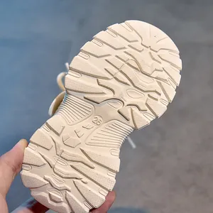 Détail de la semelle en caoutchouc antidérapante pour baskets enfant avec taille 26