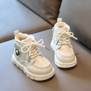 Détail de la doublure chaude en fausse fourrure et zip latéral sur bottines enfant