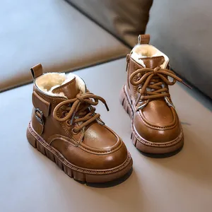 Détail de bottes d'hiver marron pour enfants avec doublure en polaire blanche chaude