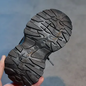 Détail de la semelle antidérapante taille 26 pour baskets enfants en caoutchouc
