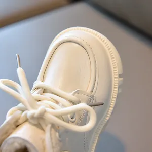 Détail du bout rond, des lacets tressés et de la doublure des bottes d'hiver enfant