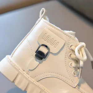 Détail de bottines en cuir crème pour enfants avec boucles et doublure chaude