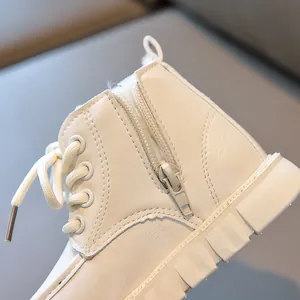 Gros plan de bottines d'hiver beige pour enfants avec doublure en fourrure et semelle antidérapante