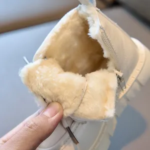 Détail de la doublure en fourrure chaude et de la fermeture éclair de la botte
