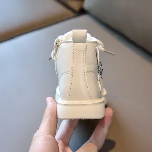Détail de la doublure en fausse fourrure et du zip latéral des bottines hiver enfant