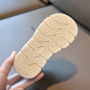 Détail de la semelle antidérapante avec motif d'étoile et taille 23 pour bottes enfants