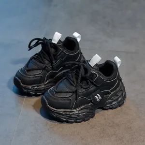 Baskets de sport noires pour enfants avec semelles épaisses et lacets pour la course