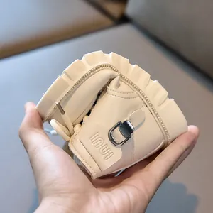 Détail de la semelle en caoutchouc antidérapante ultra-flexible des bottines beiges enfant