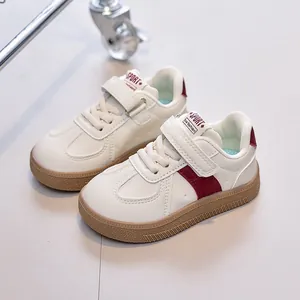 Baskets pour enfants en similicuir blanc avec rayures rouges et velcro