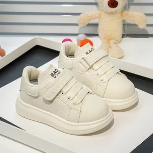 Détail de baskets blanches pour tout-petits avec bandes Velcro et logo BAO FASHION