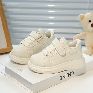 Détail de baskets blanches pour enfants avec motifs floraux et velcro