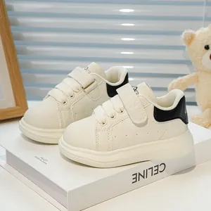 Gros plan détaillé de baskets en cuir pour enfants avec texture florale et fermeture velcro