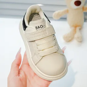Détail de basket beige pour bébé avec fermeture velcro et texture cuir souple