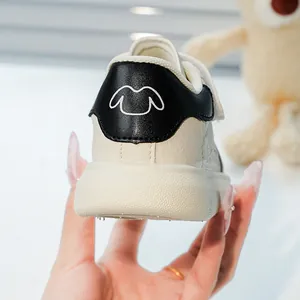 Détails de baskets en cuir pour enfants avec talon noir contrasté et motif d'oreilles
