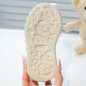 Détail de la semelle souple antidérapante pour chaussures enfant avec marquage taille 23