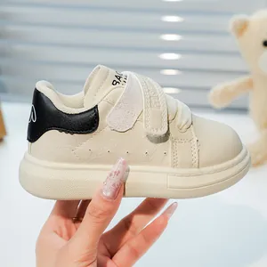 Détails de baskets en cuir pour enfants avec fleurs gaufrées et fermeture velcro