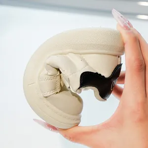 Chaussures souples pour bébés avec semelle en caoutchouc et détail de cœur