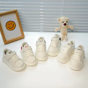 Baskets blanches classiques pour enfants avec scratchs et détails de talon colorés