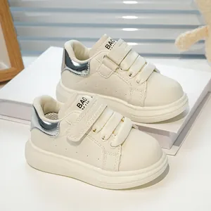 Baskets en cuir crème pour enfants avec motifs de feuilles gaufrés et détail argenté au talon