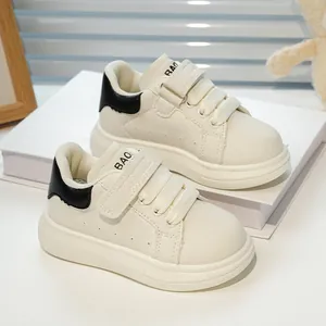 Baskets en cuir crème pour enfants avec accent noir au talon et fermeture velcro sûre