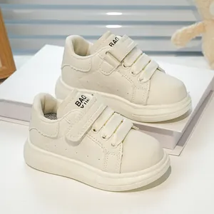Baskets enfant en cuir beige avec fermeture scratch et semelle souple antidérapante
