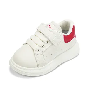 Baskets blanches pour enfants avec détail rouge et motif floral sur scratch