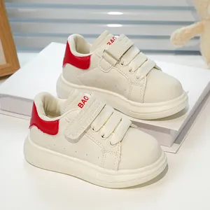 Baskets enfant en cuir crème avec détail talon rouge et sangles velcro souples