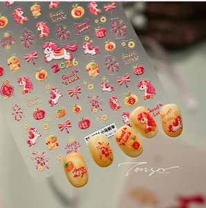 Détails macro de stickers ongles 3D avec poney de dessin animé et motifs de fête