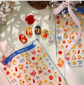 Détail de stickers pour ongles du Nouvel An avec sacs de chance rouges et motifs de carpes koi