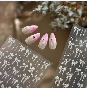 Detailansicht der 3D-Schleifen-Nagelaufkleber mit Perlen auf rosa Verlauf-Nägeln