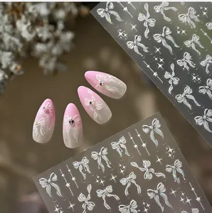 Makro-Detail von Laser-Regenbogen-Nagelstickern mit Schleifen und Sternen