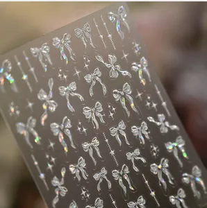 Makrofoto von 3D-Holografie-Schleifen-Nagelstickern mit Regenbogen-Laser-Effekten