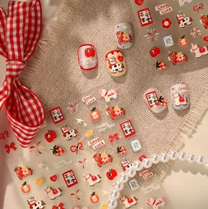 Détail de stickers pour ongles festifs rouges avec chevaux mignons et vœux de nouvel an