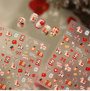 Détails macro d'autocollants nail art Nouvel An chinois avec poney festif et motifs pommes
