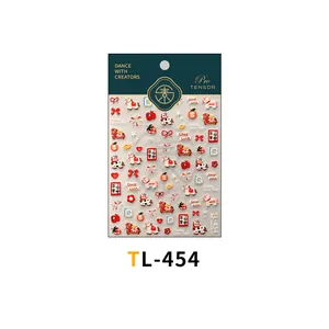 Vue macro de stickers ongles 3D avec chevaux rouges et motifs de feux d'artifice