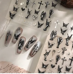 Detailansicht der gotischen 3D-Nagelaufkleber mit Kreuz-, Herz- und Engel-Motiven